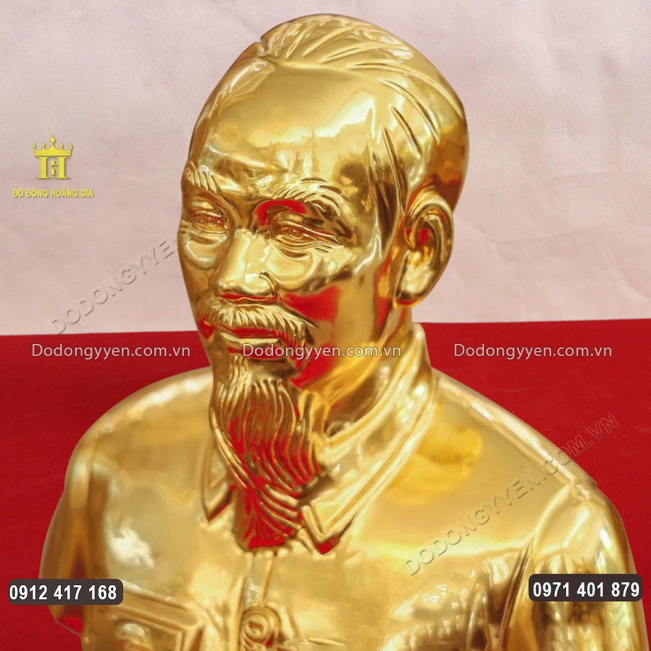 Từng đường nét họa tiết trên bức tượng Bác được chạm khắc sắc nét